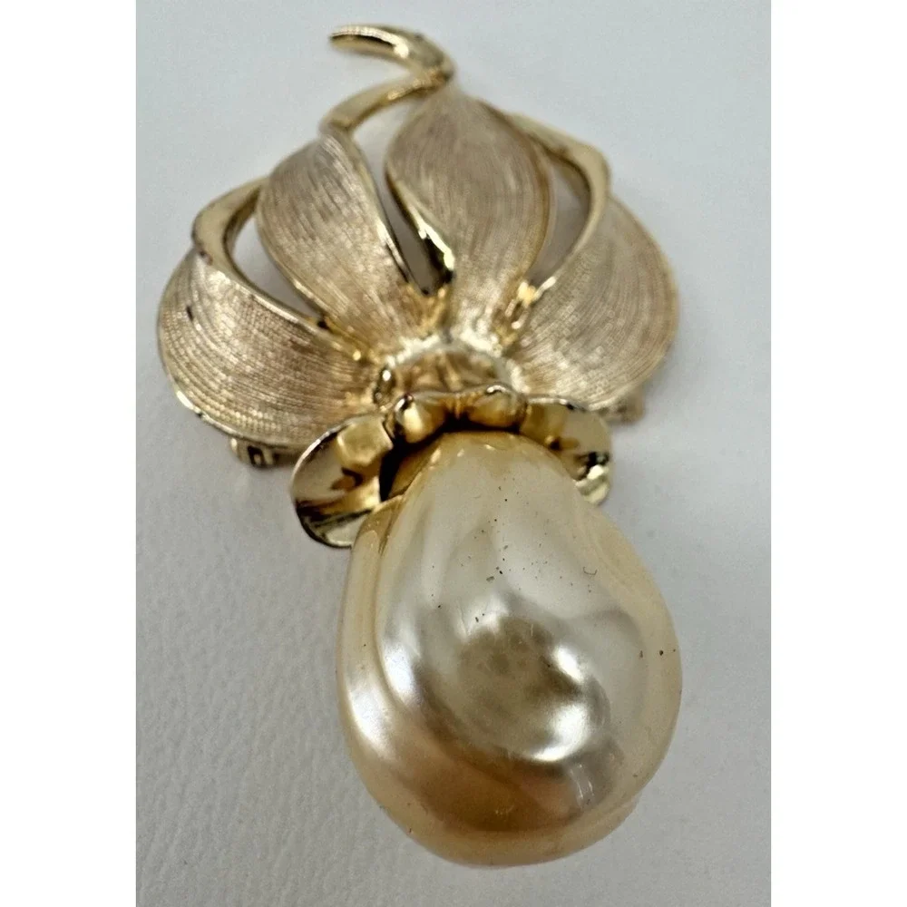 Vintage Gold Tone Floral Brooch Mid Century Faux Pearl Sarah Coventry 60's